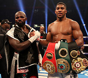 Anthony Joshua 10-ajame raunde įveikė Carlosą Takamą