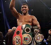 Anthony Joshua 10-ajame raunde įveikė Carlosą Takamą