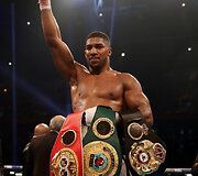 Anthony Joshua 10-ajame raunde įveikė Carlosą Takamą
