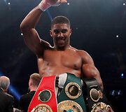 Anthony Joshua 10-ajame raunde įveikė Carlosą Takamą