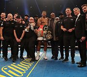 Anthony Joshua 10-ajame raunde įveikė Carlosą Takamą