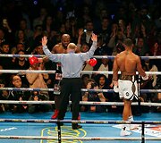 Anthony Joshua 10-ajame raunde įveikė Carlosą Takamą