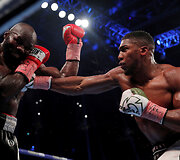 Anthony Joshua 10-ajame raunde įveikė Carlosą Takamą