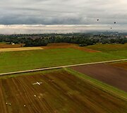 Viena i&scaron; užduočių per kar&scaron;to oro balionų varžybas &ndash; specialų žymeklį numesti kuo arčiau ant žemės patiesto kryžiaus centro