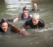 Pareigūnės įveikia kliūčių ruožą