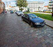 Sostinės Vokiečių gatvėje esantis apleistas automobilis