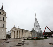 Sostinės Katedros aik&scaron;tėje statoma kalėdinė eglė