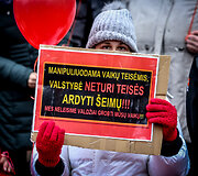 Vilniaus Nepriklausomybės aik&scaron;tėje susidūrė dviejų skirtingų mitingų dalyviai.