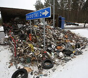 &Scaron;alia įvažiavimo į Vaidotus apvirto atliekas vežęs vilikas