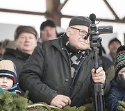 Į Sartus susirinko tūkstančiai žiūrovų stebėti tradicinių žiemos lenktynių