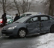 Trečiadienio vidurdienį Vilniuje, Verkių gatvėje, įvyko masinė avarija, kur sudaužyti 3 automobiliai