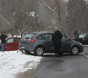 Trečiadienio vidurdienį Vilniuje, Verkių gatvėje, įvyko masinė avarija, kur sudaužyti 3 automobiliai