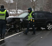Trečiadienio vidurdienį Vilniuje, Verkių gatvėje, įvyko masinė avarija, kur sudaužyti 3 automobiliai