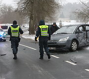 Trečiadienio vidurdienį Vilniuje, Verkių gatvėje, įvyko masinė avarija, kur sudaužyti 3 automobiliai