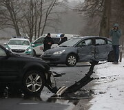 Trečiadienio vidurdienį Vilniuje, Verkių gatvėje, įvyko masinė avarija, kur sudaužyti 3 automobiliai