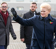 Prezidentūros aik&scaron;tėje i&scaron;keltos trijų Baltijos valstybių vėliavos 