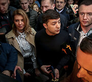 Kijeve balsavo populiariausias kandidatas į Ukrainos prezidentus  komikas Volodymyras Zelenskis
