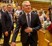 Gitanui Nausėdai įteikiamas Prezidento pažymėjimas