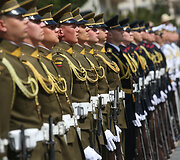 Vėliavų pakėlimo ceremonija Nepriklausomybės aik&scaron;tėje