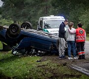 Kelyje Barčiai &ndash; Varėna nuo kelio nulėkė ir apvirto automobilis