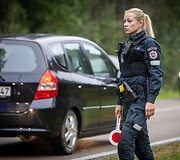 Kelyje Barčiai &ndash; Varėna nuo kelio nulėkė ir apvirto automobilis