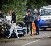 Kelyje Barčiai &ndash; Varėna nuo kelio nulėkė ir apvirto automobilis
