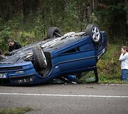 Kelyje Barčiai &ndash; Varėna nuo kelio nulėkė ir apvirto automobilis