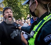 Laurynas Baltrūnas-Oblius protestuoja prie&scaron; LGBT eitynių &bdquo;Kaunas Pride&ldquo; dalyvius 