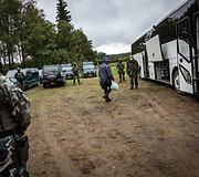 I&scaron; Rūdninkų migrantų stovyklos (&Scaron;alčininkų r.) gyventojai i&scaron;keliami į Kybartų (Vilkavi&scaron;kio r.) užsieniečių registracijos centrą