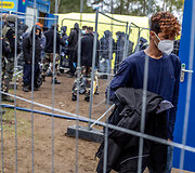 I&scaron; Rūdninkų migrantų stovyklos (&Scaron;alčininkų r.) gyventojai i&scaron;keliami į Kybartų (Vilkavi&scaron;kio r.) užsieniečių registracijos centrą