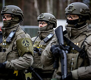 VSAT Specialiosios paskirties skyriaus pareigūnai stovi rikiuotėje Kapčiamiesčio pasienio užkardoje