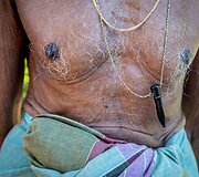 Kaluarchihi talismanas - ilties formos pakabukas pagamintas i&scaron; juodojo koralo
