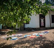 Madhuwa kaimo kieme džiovinami rūbai
