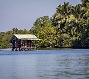 Kioskelis turistams Madu Ganga upėje