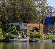 Madhuwa kaimo, esančio Madu Ganga upės saloje, prieplauka