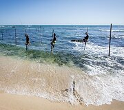 Ant stiebų sėdintys netikri žvejai už pinigus pozuojantys turistams