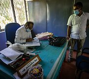 Madhuwa kaimo mokyklos direktorius savo kabinete