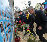 Lietuvos politikų delegacija deda gėles prie žuvusių karių memorialo