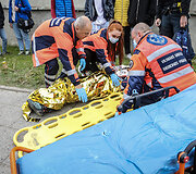 Greitosios medicinos pagalbos darbuotojai suteikia pagalbą Vilniaus Žvejų gatvėje automobilio partrenktam vaikui