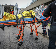Greitosios medicinos pagalbos darbuotojai suteikia pagalbą Vilniaus Žvejų gatvėje automobilio partrenktam vaikui