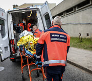 Greitosios medicinos pagalbos darbuotojai suteikia pagalbą Vilniaus Žvejų gatvėje automobilio partrenktam vaikui