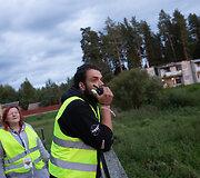 Rūdninkų (&Scaron;alčininkų raj.) gyventojai patruliuoja aplink laikiną migrantų stovyklą, i&scaron; kurios jie nuolat pabėga. 