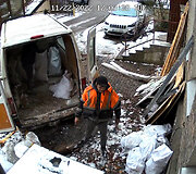 A.Pa&scaron;kovskio grupuotės parankinis Gediminas Jagminas krauna atliekas į mikrotautobusą. 