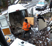A.Pa&scaron;kovskio grupuotės parankiniai Gediminas Jagminas ir Artūras Ramaneckas krauna atliekas į mikrotautobusą. 