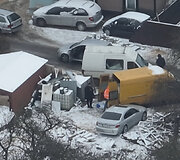 Alfredas Pa&scaron;kovskis kalbasi su savo parankiniu Gediminu Jagminu nelegalioje grupuotės atliekų aik&scaron;telėje Vilniaus Kazbėjų g., kur i&scaron;kraunamos atliekos