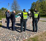 Merkinėje dažais apipiltas paminklas partizanų vadui Adolfui Ramanauskui-Vanagui