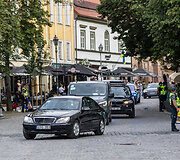 &Scaron;arvuotas Mercedes, kuriuo NATO vir&scaron;ūnių susitikimo metu buvo vežiojamas Ukrainos prezidentas Volodymyras Zelenskis