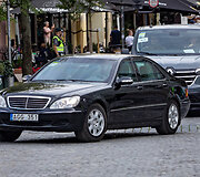 &Scaron;arvuotas Mercedes, kuriuo NATO vir&scaron;ūnių susitikimo metu buvo vežiojamas Ukrainos prezidentas Volodymyras Zelenskis
