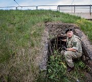 Vilniaus Lazdynų tiltą per Nerį nuo sprogmenų tikrina Pulkininko Juozo Vitkaus inžinerijos bataliono sprogmenų specialistai