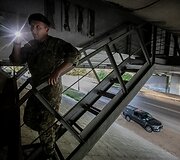 Vilniaus Lazdynų tiltą per Nerį nuo sprogmenų tikrina Pulkininko Juozo Vitkaus inžinerijos bataliono sprogmenų specialistai